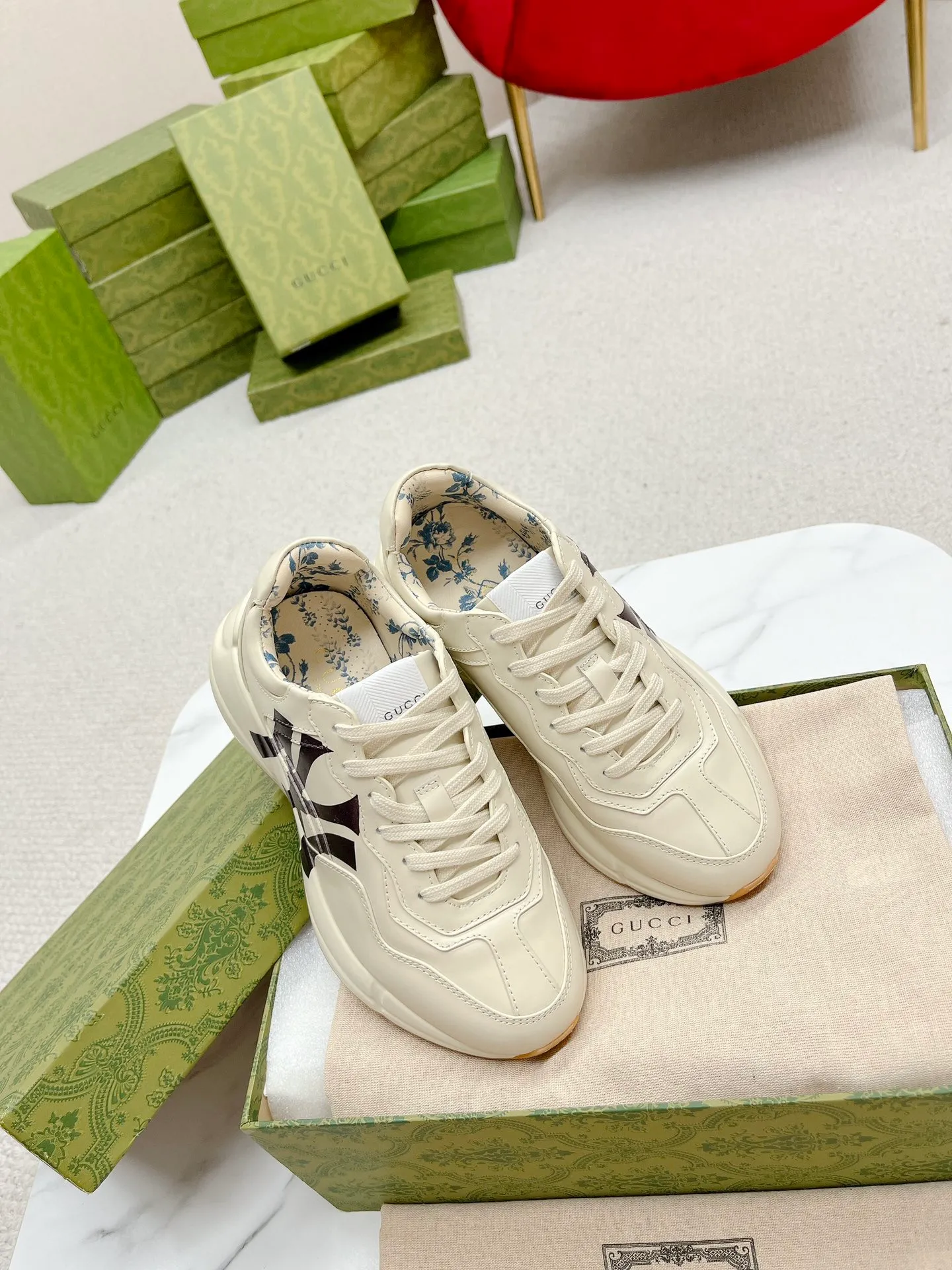 👟👟Ex-factory price 700👟👟 Men +10 Gucci’s top version of couple’s dad shoes series is new! 🖤 ⚠GG couple’s dad shoes have been very popular in recent years; new colors are updated constantly; new colors are updated, and our home and counters have new ones at the same time. This classic dad shoe is popular among celebrities and Internet celebrities. Anchors and others are sure to plant grass and call ❤ Classic fashion style, distressed leather surface, 5D drawing printing; mixed surface splicing colors, etc... Original customization (off-white eco-friendly cowhide, first layer of cowhide inside), original outsole... Shiny colorful drawings embellish the sides of the shoe body, old color rubbing, package production technology, 1:1 creation / only to make the best shoes. ⚠️ Comes with high-end full package at the counter. …………………………………………………… 👑❥∙Colour: Doraemon model/Mickey Mouse model/Lip model/Donald Duck model/Anchor model/Classic red and green striped logo model/NY letter model/Rainbow letter model/Red ebony cloth model/G letter pink cloth model/North Face joint model/Little Bear model/New blue color model/New orange color model 👑❥∙Size: Women’s model 35-40 Men's 39-44